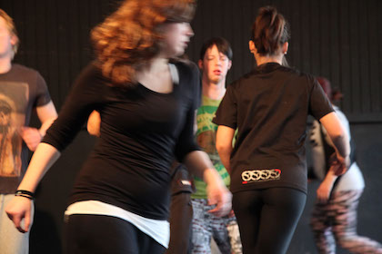 Bartuschka bietet Körpertheater- und Schauspiel-Kurse auf Deutsch und Englisch an sowie Unterstützung bei der Rollenarbeit für Vorsprechen.